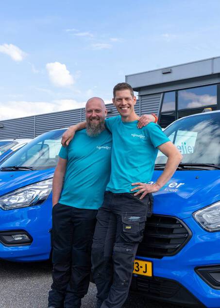 Twee aircomonteurs van Nijmeijer Koelt bij de servicebussen.