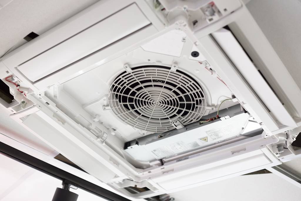 Close-up van een airconditioning in een plafond