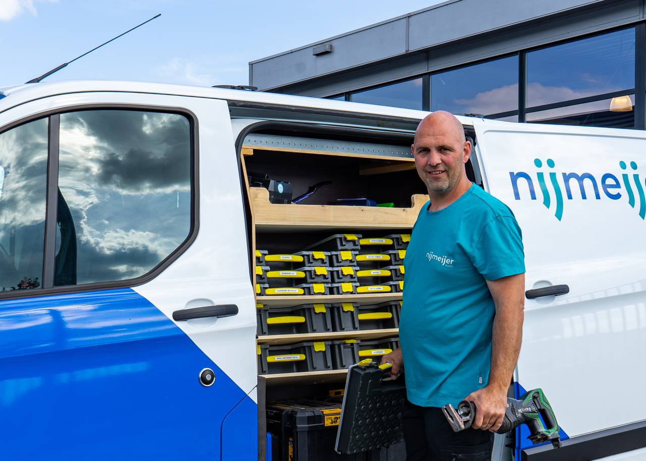 Monteur van Nijmeijer Koelt bij servicebus voor koeltechniek textielindustrie en betrouwbare proceskoeling in productieomgevingen