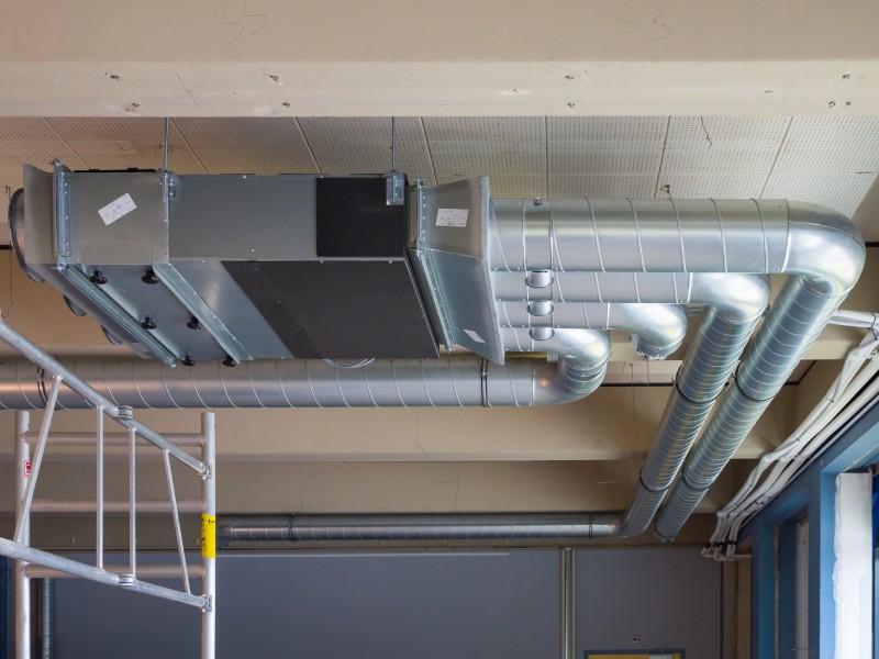 Een klimaatinstallatie aan het plafond.
