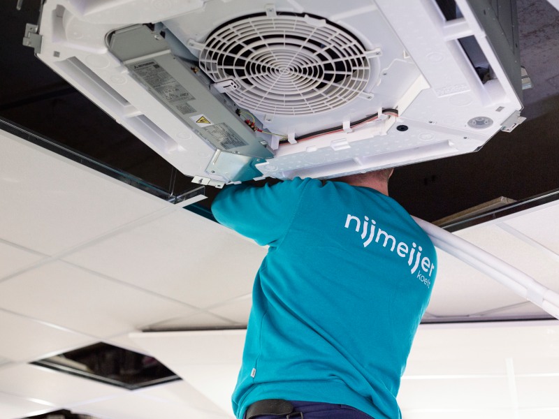 Monteur van Nijmeijer Koelt is bezig met het installeren van een airconditioning systeem