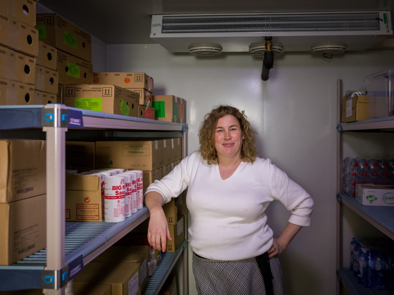 Filiaalmanager McDonalds poseert trots in een koelcel geleverd door Nijmeijer Koelt
