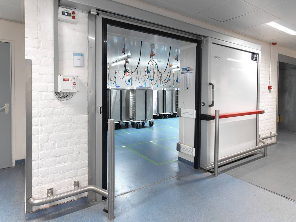 Koelcel in een ziekenhuis met een open deur