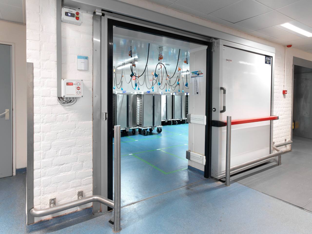 Koeltechniek op maat in Zuidlaren Een koelcel in een ziekenhuis waarvan de deur is geopend.