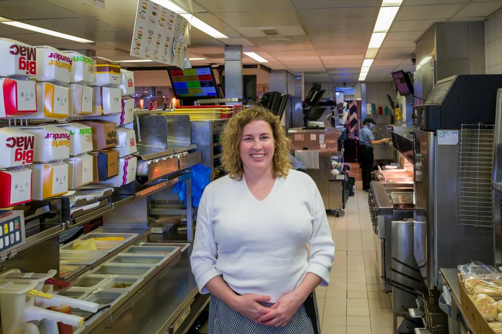 McDonald's Assen eigenaar staand in de keuken