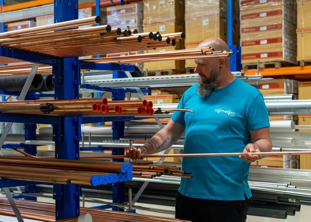 Nijmeijer Koelt Monteur pakt koeltechnische onderdelen uit het rek
