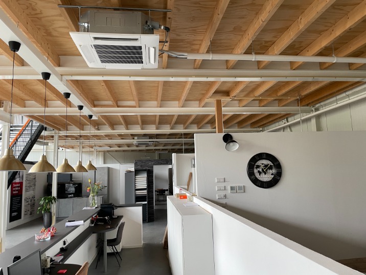 Geïnstalleerd klimaatsysteem in de showroom