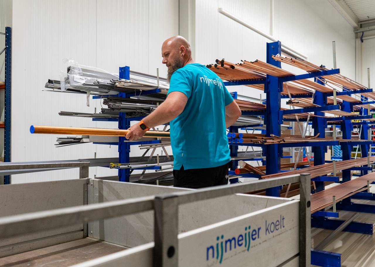 Medewerker van Nijmeijer Koelt is onderdelen van Proceskoeling aan het inladen.