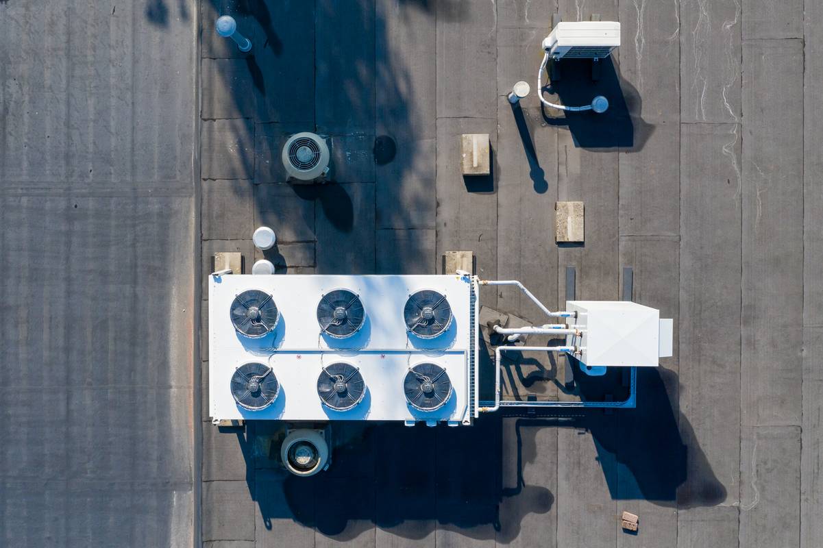 Volledig warmtepomp systeem op het dak van een commercieel gebouw