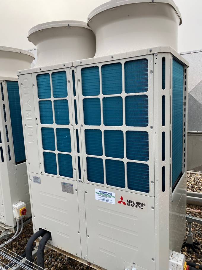 Close-up van een Mitsubishi Electric warmtepomp
