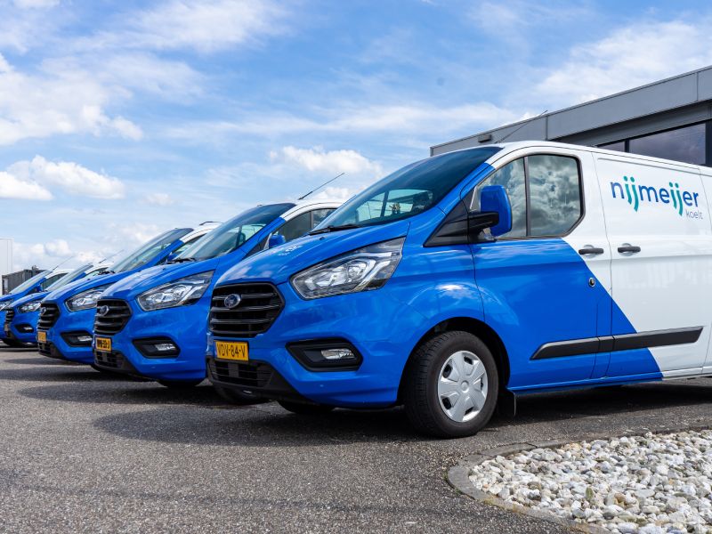 Bedrijfsbussen van Nijmeijer Koelt naast elkaar geparkeerd